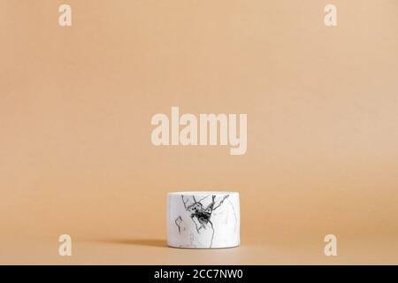 Leeres weißes Marmorpodium auf pastellbeigem Hintergrund. Minimale Boxen und geometrisches Podium. Szene mit geometrischen Formen. Leere Vitrine für Stockfoto