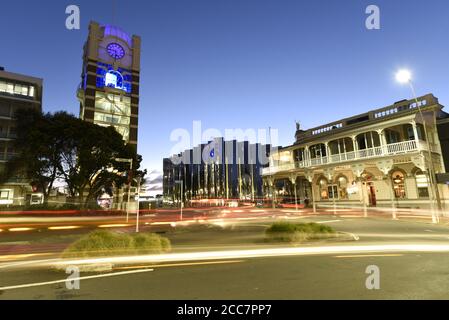 Lichtmalerei im Uhrturm und White Hart Hotel, New Plymouth, Taranaki, Neuseeland Stockfoto