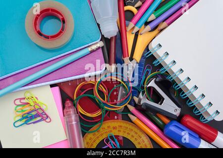 Draufsicht auf bunte Schulbedarf Stockfoto