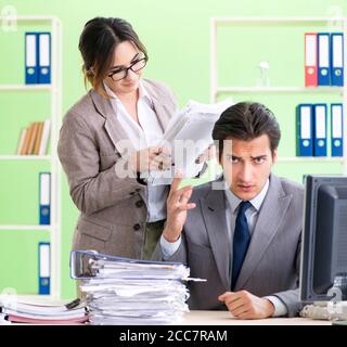 Die Menschen leiden unter übermäßiger Arbeit der Mitarbeiter Stockfoto