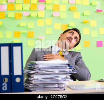 Der Geschäftsmann, der Probleme mit seinen Prioritäten Stockfoto