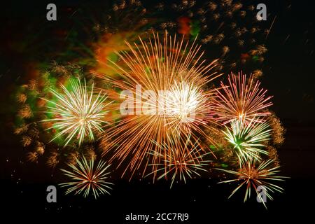 Helles, buntes Feuerwerk an einem festlichen Abend. Schöne Farbe blinkt in den dunklen Himmel für einen Urlaub. Stockfoto