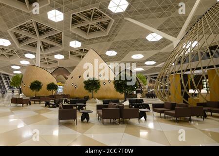 Wartehalle des Flughafens Baku in Aserbaidschan. Passagiere Terminal Innenraum des Heydar Aliyev International Airport ruhig in der Nacht. Anschluss für hohe Decken. Stockfoto