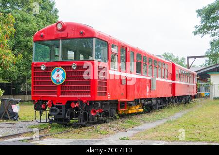 Chiayi, Taiwan - Alishan Forest Railway im Chiayi Forest Railway Garage Park in Chiayi, Taiwan. Es verfügt über ein 86 km langes Schmalspurbahnnetz von 762mm. Stockfoto