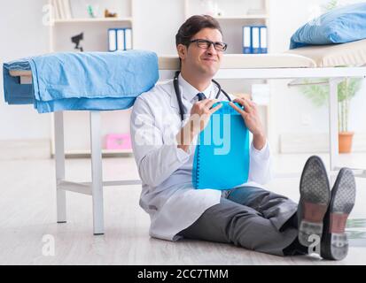 Der Arzt sitzen auf dem Boden im Krankenhaus Stockfoto