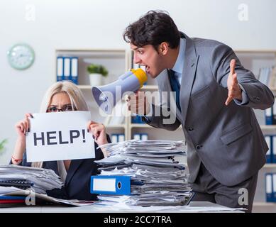 Die wütenden Chef bei seiner Assistentin Sekretärin schreien Stockfoto