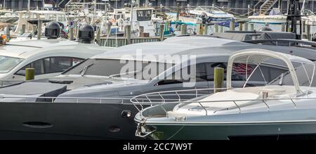 Boote in einer Marina in Sag Harbor, NY Stockfoto