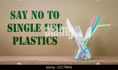 Einweg-Kunststoff-Artikel sagen Nein zu Einweg-Kunststoff-Text auf Karton Hintergrund. Zero Waste und nachhaltiges Wohnkonzept Stockfoto