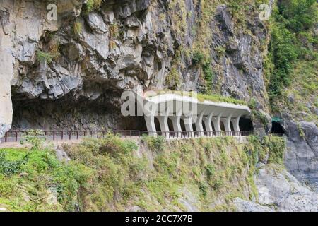 Hualien, Taiwan - Jiuqudong (Tunnel der neun Kurven) im Taroko Nationalpark. Ein berühmter Touristenort in Xiulin, Hualien, Taiwan. Stockfoto