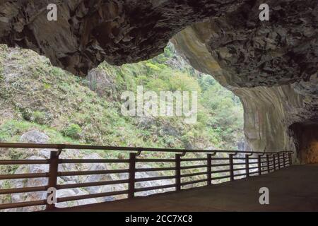 Hualien, Taiwan - Jiuqudong (Tunnel der neun Kurven) im Taroko Nationalpark. Ein berühmter Touristenort in Xiulin, Hualien, Taiwan. Stockfoto