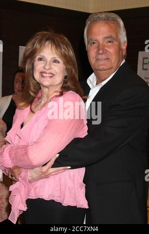 LOS ANGELES - JUN 21: Janice Lynde, John McCook (Early YnR costars Leslie Brooks, Lance Prentiss) bei einem Booksigning für DAS JUNGE UND UNRUHIGE LEBEN VON WILLIAM J. BELL bei Barnes & Noble - The Grove am 21. Juni 2012 in Los Angeles, CA Stockfoto