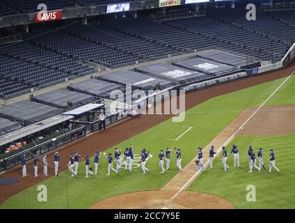 Tampa Bay Rays Spieler feiern auf dem Feld nach dem Spiel gegen die New York Yankees am Mittwoch, 19. August 2020 in New York City. Die Strahlen besiegten die Yankees 4-2 und führen die besten der 3 Serie 2-0. Foto von John Angelillo/UPI Stockfoto