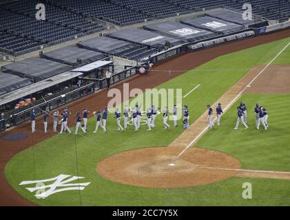 Tampa Bay Rays Spieler feiern auf dem Feld nach dem Spiel gegen die New York Yankees am Mittwoch, 19. August 2020 in New York City. Die Strahlen besiegten die Yankees 4-2 und führen die besten der 3 Serie 2-0. Foto von John Angelillo/UPI Stockfoto