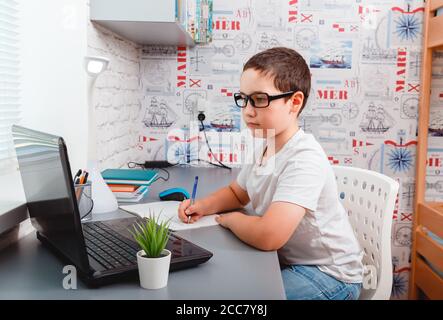 Kaukasischen Jungen mit Desktop-Computer für Online-Studie Homeschooling Stockfoto