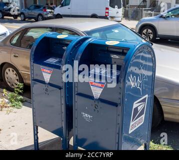 Brooklyn, NY, USA - 18. August 2020: Blick auf United Siates Postdienst Mailbox inmitten der Postkrise, COVID-19 und anstehende Wahlen. Stockfoto
