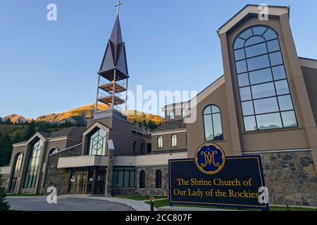 Außenansicht der Schrein Church of Our Lady of the Rockies Building an der Nordseite des Bow Valley in der Stadt Canmore, Alberta, Kanada Stockfoto