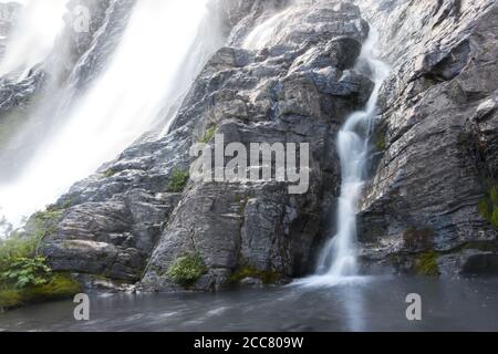 Pétain Falls Base wunderschöner kaskadierender Wasserfall fließendes Wasser Strömen Sie den Rock Cliff hinunter. Elk Lakes Provincial Park Landschaft British Columbia Kanada Stockfoto