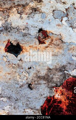 Abstrakte Ansicht der abgebrochenen Bleifarbe auf schlecht verrosteten Metalloberfläche; blau, orange und rot Farben vorgestellt Stockfoto