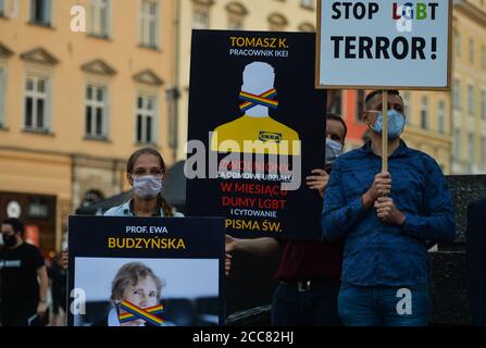 Krakau, Polen. August 2020. Pro-Nationale Bewegung und Pro-Life Demonstranten halten Anti-LGBT-Plakate während der Demonstration.zwei Proteste fanden auf dem Hauptmarkt in Krakau statt. Mitglieder der Nationalbewegung und der Pro-Life-Stiftung "Right to Life" organisierten einen Protest mit dem Titel "genug von Regenbogenunterdrückung!". Gleichzeitig organisierten das Antifaschistische Krakau und die Rote Jugend eine Gegenveranstaltung unter dem Namen "Es gibt keinen Platz für den Faschismus in Krakau!". Kredit: SOPA Images Limited/Alamy Live Nachrichten Stockfoto