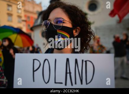 Krakau, Polen. August 2020. Ein Pro-LGBT-Protestler hält während der Demonstration ein Plakat.zwei Proteste fanden auf dem Krakauer Hauptmarkt statt. Mitglieder der Nationalbewegung und der Pro-Life-Stiftung "Right to Life" organisierten einen Protest mit dem Titel "genug von Regenbogenunterdrückung!". Gleichzeitig organisierten das Antifaschistische Krakau und die Rote Jugend eine Gegenveranstaltung unter dem Namen "Es gibt keinen Platz für den Faschismus in Krakau!". Kredit: SOPA Images Limited/Alamy Live Nachrichten Stockfoto