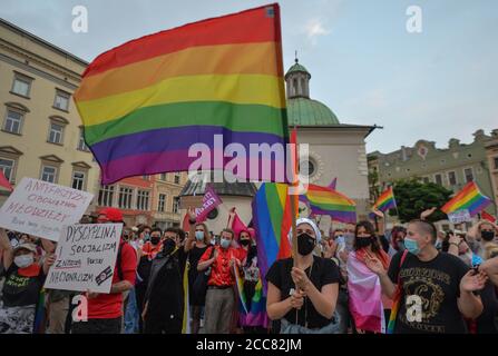 Krakau, Polen. August 2020. Ein Pro-LGBT-Protestler hält während der Demonstration eine LGBT-Regenbogenfahne.zwei Proteste fanden auf dem Krakauer Hauptmarkt statt. Mitglieder der Nationalbewegung und der Pro-Life-Stiftung "Right to Life" organisierten einen Protest mit dem Titel "genug von Regenbogenunterdrückung!". Gleichzeitig organisierten das Antifaschistische Krakau und die Rote Jugend eine Gegenveranstaltung unter dem Namen "Es gibt keinen Platz für den Faschismus in Krakau!". Kredit: SOPA Images Limited/Alamy Live Nachrichten Stockfoto