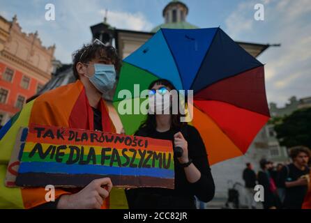 Krakau, Polen. August 2020. Ein Pro-LGBT-Protestler hält während der Demonstration ein Plakat mit der Aufschrift "JA für Gleichheit, NEIN für Faschismus".zwei Proteste fanden auf dem Krakauer Hauptmarkt statt. Mitglieder der Nationalbewegung und der Pro-Life-Stiftung "Right to Life" organisierten einen Protest mit dem Titel "genug von Regenbogenunterdrückung!". Gleichzeitig organisierten das Antifaschistische Krakau und die Rote Jugend eine Gegenveranstaltung unter dem Namen "Es gibt keinen Platz für den Faschismus in Krakau!". Kredit: SOPA Images Limited/Alamy Live Nachrichten Stockfoto