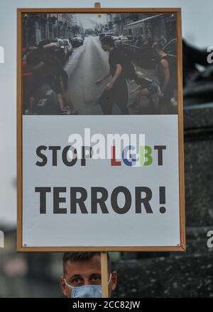 Krakau, Polen. August 2020. Eine pro-nationale Bewegung und Pro-Life-Protesterin hält während der Demonstration ein Anti-LGBT-Plakat.zwei Proteste fanden auf dem Krakauer Hauptmarkt statt. Mitglieder der Nationalbewegung und der Pro-Life-Stiftung "Right to Life" organisierten einen Protest mit dem Titel "genug von Regenbogenunterdrückung!". Gleichzeitig organisierten das Antifaschistische Krakau und die Rote Jugend eine Gegenveranstaltung unter dem Namen "Es gibt keinen Platz für den Faschismus in Krakau!". Kredit: SOPA Images Limited/Alamy Live Nachrichten Stockfoto