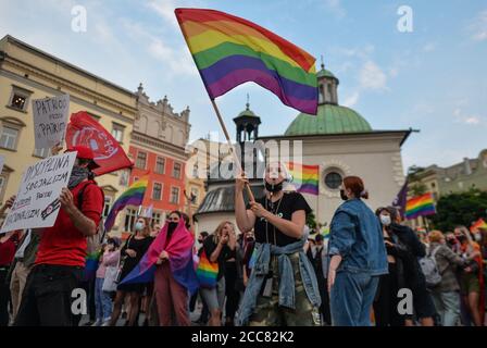 Krakau, Polen. August 2020. Ein Pro-LGBT-Protestler hält während der Demonstration eine LGBT-Regenbogenfahne.zwei Proteste fanden auf dem Krakauer Hauptmarkt statt. Mitglieder der Nationalbewegung und der Pro-Life-Stiftung "Right to Life" organisierten einen Protest mit dem Titel "genug von Regenbogenunterdrückung!". Gleichzeitig organisierten das Antifaschistische Krakau und die Rote Jugend eine Gegenveranstaltung unter dem Namen "Es gibt keinen Platz für den Faschismus in Krakau!". Kredit: SOPA Images Limited/Alamy Live Nachrichten Stockfoto