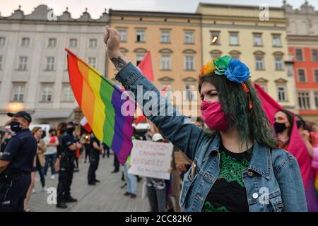 Krakau, Polen. August 2020. Ein Pro-LGBT-Protestler macht während der Demonstration eine Geste: Zwei Proteste fanden auf dem Krakauer Hauptmarkt statt. Mitglieder der Nationalbewegung und der Pro-Life-Stiftung "Right to Life" organisierten einen Protest mit dem Titel "genug von Regenbogenunterdrückung!". Gleichzeitig organisierten das Antifaschistische Krakau und die Rote Jugend eine Gegenveranstaltung unter dem Namen "Es gibt keinen Platz für den Faschismus in Krakau!". Kredit: SOPA Images Limited/Alamy Live Nachrichten Stockfoto