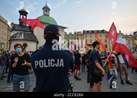 Krakau, Polen. August 2020. Ein Polizeibüro beobachtet während der Demonstration pro-LGBT-Demonstranten.zwei Proteste fanden auf dem Hauptmarkt in Krakau statt. Mitglieder der Nationalbewegung und der Pro-Life-Stiftung "Right to Life" organisierten einen Protest mit dem Titel "genug von Regenbogenunterdrückung!". Gleichzeitig organisierten das Antifaschistische Krakau und die Rote Jugend eine Gegenveranstaltung unter dem Namen "Es gibt keinen Platz für den Faschismus in Krakau!". Kredit: SOPA Images Limited/Alamy Live Nachrichten Stockfoto