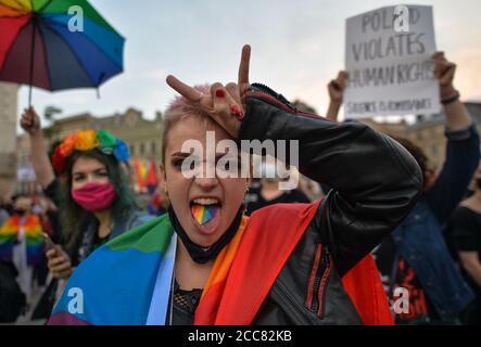 Krakau, Polen. August 2020. Ein Pro-LGBT-Protestler macht während der Demonstration eine Geste: Zwei Proteste fanden auf dem Krakauer Hauptmarkt statt. Mitglieder der Nationalbewegung und der Pro-Life-Stiftung "Right to Life" organisierten einen Protest mit dem Titel "genug von Regenbogenunterdrückung!". Gleichzeitig organisierten das Antifaschistische Krakau und die Rote Jugend eine Gegenveranstaltung unter dem Namen "Es gibt keinen Platz für den Faschismus in Krakau!". Kredit: SOPA Images Limited/Alamy Live Nachrichten Stockfoto