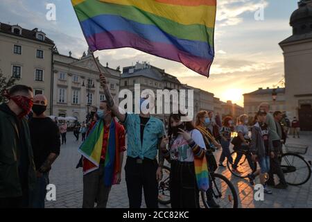 Krakau, Polen. August 2020. Ein Pro-LGBT-Protestler hält während der Demonstration eine LGBT-Regenbogenfahne.zwei Proteste fanden auf dem Krakauer Hauptmarkt statt. Mitglieder der Nationalbewegung und der Pro-Life-Stiftung "Right to Life" organisierten einen Protest mit dem Titel "genug von Regenbogenunterdrückung!". Gleichzeitig organisierten das Antifaschistische Krakau und die Rote Jugend eine Gegenveranstaltung unter dem Namen "Es gibt keinen Platz für den Faschismus in Krakau!". Kredit: SOPA Images Limited/Alamy Live Nachrichten Stockfoto