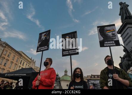 Krakau, Polen. August 2020. Pro-Nationale Bewegung und Pro-Life Demonstranten halten Anti-LGBT-Plakate während der Demonstration.zwei Proteste fanden auf dem Hauptmarkt in Krakau statt. Mitglieder der Nationalbewegung und der Pro-Life-Stiftung "Right to Life" organisierten einen Protest mit dem Titel "genug von Regenbogenunterdrückung!". Gleichzeitig organisierten das Antifaschistische Krakau und die Rote Jugend eine Gegenveranstaltung unter dem Namen "Es gibt keinen Platz für den Faschismus in Krakau!". Kredit: SOPA Images Limited/Alamy Live Nachrichten Stockfoto