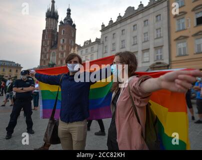 Krakau, Polen. August 2020. Pro-LGBT-Demonstranten halten während der Demonstration die LGBT-Regenbogenfahnen fest.zwei Proteste fanden auf dem Hauptmarkt in Krakau statt. Mitglieder der Nationalbewegung und der Pro-Life-Stiftung "Right to Life" organisierten einen Protest mit dem Titel "genug von Regenbogenunterdrückung!". Gleichzeitig organisierten das Antifaschistische Krakau und die Rote Jugend eine Gegenveranstaltung unter dem Namen "Es gibt keinen Platz für den Faschismus in Krakau!". Kredit: SOPA Images Limited/Alamy Live Nachrichten Stockfoto