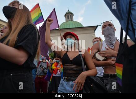 Krakau, Polen. August 2020. Ein Pro-LGBT-Protestler macht während der Demonstration eine Geste: Zwei Proteste fanden auf dem Krakauer Hauptmarkt statt. Mitglieder der Nationalbewegung und der Pro-Life-Stiftung "Right to Life" organisierten einen Protest mit dem Titel "genug von Regenbogenunterdrückung!". Gleichzeitig organisierten das Antifaschistische Krakau und die Rote Jugend eine Gegenveranstaltung unter dem Namen "Es gibt keinen Platz für den Faschismus in Krakau!". Kredit: SOPA Images Limited/Alamy Live Nachrichten Stockfoto