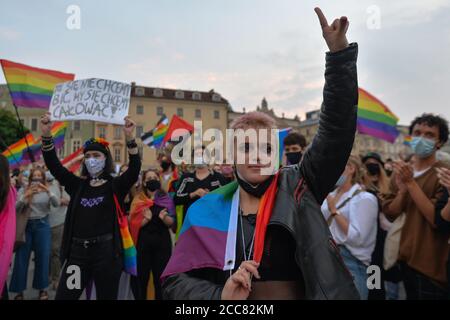 Krakau, Polen. August 2020. Ein Pro-LGBT-Protestler macht während der Demonstration eine Geste: Zwei Proteste fanden auf dem Krakauer Hauptmarkt statt. Mitglieder der Nationalbewegung und der Pro-Life-Stiftung "Right to Life" organisierten einen Protest mit dem Titel "genug von Regenbogenunterdrückung!". Gleichzeitig organisierten das Antifaschistische Krakau und die Rote Jugend eine Gegenveranstaltung unter dem Namen "Es gibt keinen Platz für den Faschismus in Krakau!". Kredit: SOPA Images Limited/Alamy Live Nachrichten Stockfoto