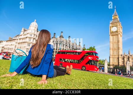 London City Lifestyle Frau entspannen im Westminster Sommerpark, roten Bus und Big ben Tower. Urban Mädchen im Freien Stockfoto