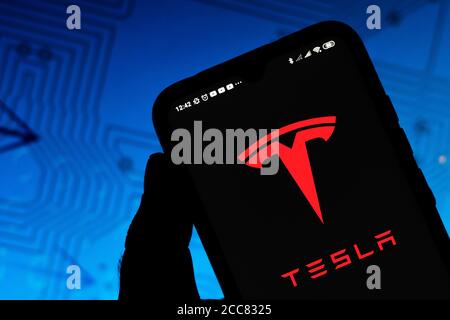 In dieser Abbildung ist das Tesla-Logo auf einem Smartphone zu sehen. Stockfoto