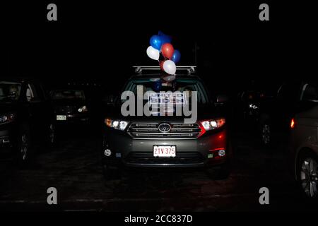 Boston, Massachusetts, USA 19. Aug. 2020. Die Leute hören sich die Versammlung von ihrem Auto aus an. Massachuetts Demokraten hielten eine Fahrt in der Veranstaltung für Delegierte, um die dritte Nacht der Demokratischen Nationalkonvent an Suffolk Downs in Boston, MA zu beobachten. Aufgrund von COVID-19, Corona Virus, ging die Convention online und virtuell. Kredit: Allison Dinner/ZUMA Wire/Alamy Live Nachrichten Stockfoto