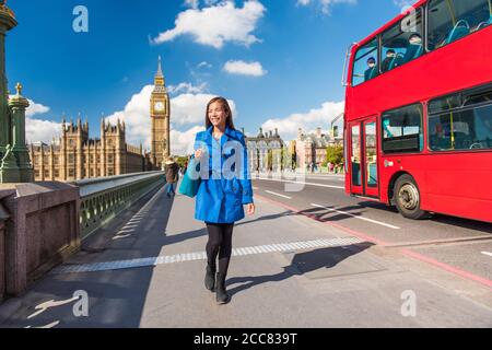 London Big Ben Lifestyle-Tourist Frau zu Fuß. Geschäftsfrau geht auf Westminster Brücke mit roten Bus Doppeldecker Hintergrund zu arbeiten. Europa Reisen Stockfoto