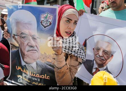 Gaza, Palästina. August 2020. Ein Protestler mit einem Plakat des palästinensischen Präsidenten Mahmoud Abbas während einer Demonstration gegen das Abkommen zur Aufnahme diplomatischer Beziehungen zwischen Israel und den Vereinigten Arabischen Emiraten im Flüchtlingslager Jabalia im nördlichen Gazastreifen. Kredit: SOPA Images Limited/Alamy Live Nachrichten Stockfoto