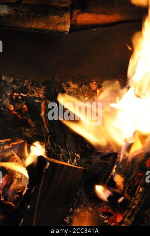 Verschwommenes Lagerfeuer mit leuchtend roter oranger Flamme in altem Kohlebrazier. Holzfeuer in mangal. Hohe Flammen heißen Textur Stockfoto
