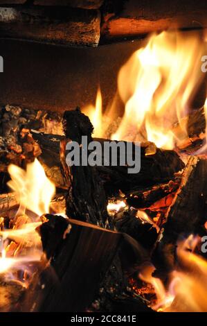Defokussieren Sie Lagerfeuer mit leuchtend roter oranger Flamme in altem Kohlebrazier. Lagerfeuer Wälder mangal Nahaufnahme. Hohe Flammen heißen Textur Stockfoto