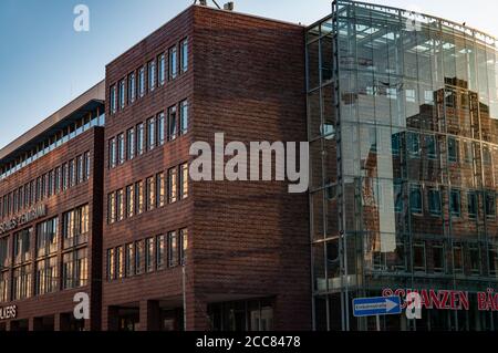 Hamburg / Deutschland - 09 05 2018: Außenansicht eines modernen Backsteingebäudes mit Glaswand und städtischer Reflexion in glänzender Glasoberfläche Stockfoto