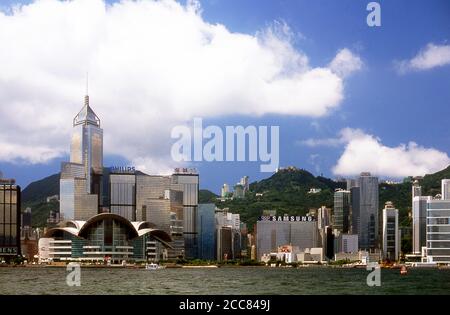 China: Stadtbild von Hongkong mit dem Central Plaza Building und dem Hong Kong Convention and Exhibition Centre. Blick auf Hong Kong Island von Kowloon. Hongkong war ursprünglich ein dünn besiedeltes Gebiet mit Land- und Fischerdörfern und hat sich zu einem der bedeutendsten Finanzzentren und Handelshäfen der Welt entwickelt. Es ist der zehntgrößte Exporteur der Welt und der neuntgrößte Importeur. Hongkong wurde eine Kolonie des Britischen Reiches, nachdem das Qing-Imperium Hong Kong Island am Ende des ersten Opiumkrieges 1842 abgetreten hatte. Stockfoto