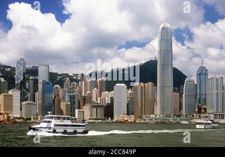 China: Stadtbild von Hongkong mit dem Central Plaza Building und dem Two International Finance Centre. Blick auf Hong Kong Island von Kowloon. Hongkong war ursprünglich ein dünn besiedeltes Gebiet mit Land- und Fischerdörfern und hat sich zu einem der bedeutendsten Finanzzentren und Handelshäfen der Welt entwickelt. Es ist der zehntgrößte Exporteur der Welt und der neuntgrößte Importeur. Hongkong wurde eine Kolonie des Britischen Reiches, nachdem das Qing-Imperium Hong Kong Island am Ende des ersten Opiumkrieges 1842 abgetreten hatte. Stockfoto