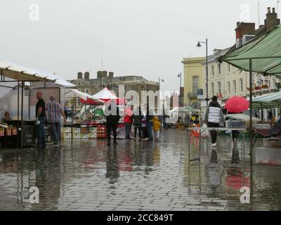 Der lokale Markt an einem regnerischen Tag im Sommer in Boston Lincolnshire. Stockfoto