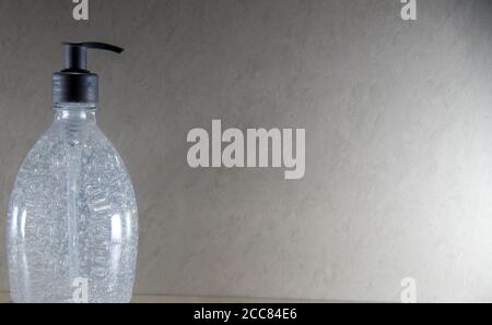 Flasche 70% Alkohol Gel. Cobnate die Covid-19 Pandemie. Desinfizieren des Produkts für den persönlichen Gebrauch. Kontrolle der Epidemiologie. Sauberkeit und Erhaltung. Che Stockfoto