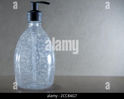 Flasche 70% Alkohol Gel. Cobnate die Covid-19 Pandemie. Desinfizieren des Produkts für den persönlichen Gebrauch. Kontrolle der Epidemiologie. Sauberkeit und Erhaltung. Che Stockfoto