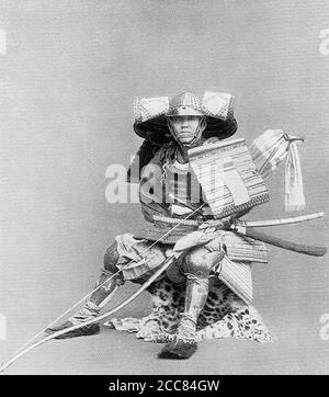 Japan: 'Ein Krieger der Nanhoku-Cho-Periode'. Chemigraph aus der Serie 'Military Costumes in Old Japan' von Kazumasa Ogawa (1860-1929), 1893, Tokio. Ogawa Kazumasa, auch bekannt als Ogawa Kazuma oder Ogawa Isshin, war ein japanischer Fotograf, Chemigraph, Drucker und Verleger der Meiji-Ära. Er war ein Pionier im photomechanischen Druck und der Fotografie und wurde in den Samurai-Clan von Matsudaira geboren, wo er im Alter von 15 Jahren Englisch und Fotografie studierte. Stockfoto